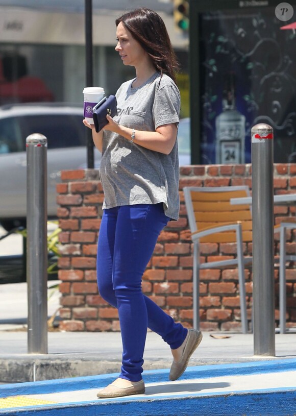 EXCLU : L'actrice Jennifer Love Hewitt, enceinte, s'offre un café à "Coffee Bean & Tea Leaf" à Los Angeles, le 30 juin 2013