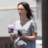 EXCLU : Jennifer Love Hewitt, enceinte, s'offre un café à "Coffee Bean & Tea Leaf" à Los Angeles, le 30 juin 2013