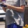 EXCLU : Jennifer Love Hewitt, enceinte, dévoile son baby-bump et s'offre un café à "Coffee Bean & Tea Leaf" à Los Angeles, le 30 juin 2013