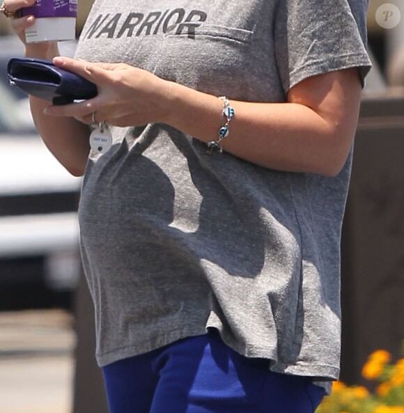 EXCLU : Jennifer Love Hewitt, enceinte, dévoile son baby-bump et s'offre un café à "Coffee Bean & Tea Leaf" à Los Angeles, le 30 juin 2013