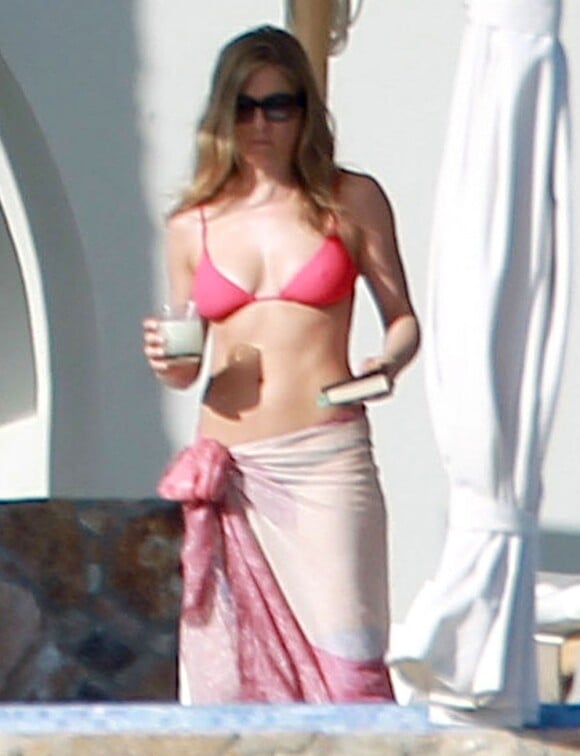 Jennifer Aniston et son fiancé Justin Theroux profitent d'une belle journée pour se reposer au bord de la piscine de leur hotel à Cabo San Lucas, le 24 décembre 2012.