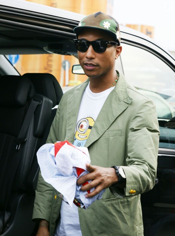Pharrell Williams arrive à l'aéroport de Tegel à Berlin. Le 1er juillet 2013.