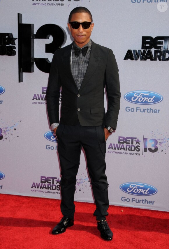Pharrell Williams, ultra stylé en costume Lanvin, assiste aux BET Awards à Los Angeles. Le 30 juin 2013.