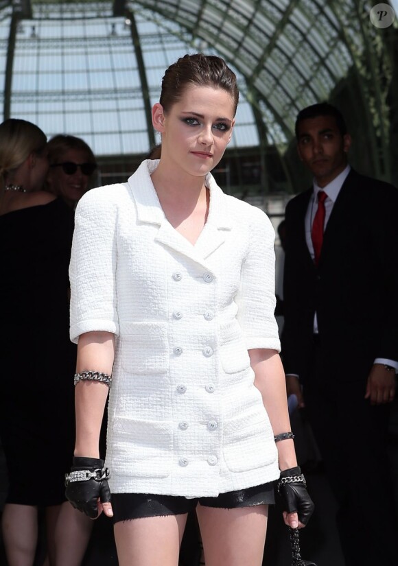 Kristen Stewart arrive au Grand Palais pour assister au défilé Chanel haute couture automne-hiver 2013 au Grand Palais. Paris, le 2 juillet 2013.