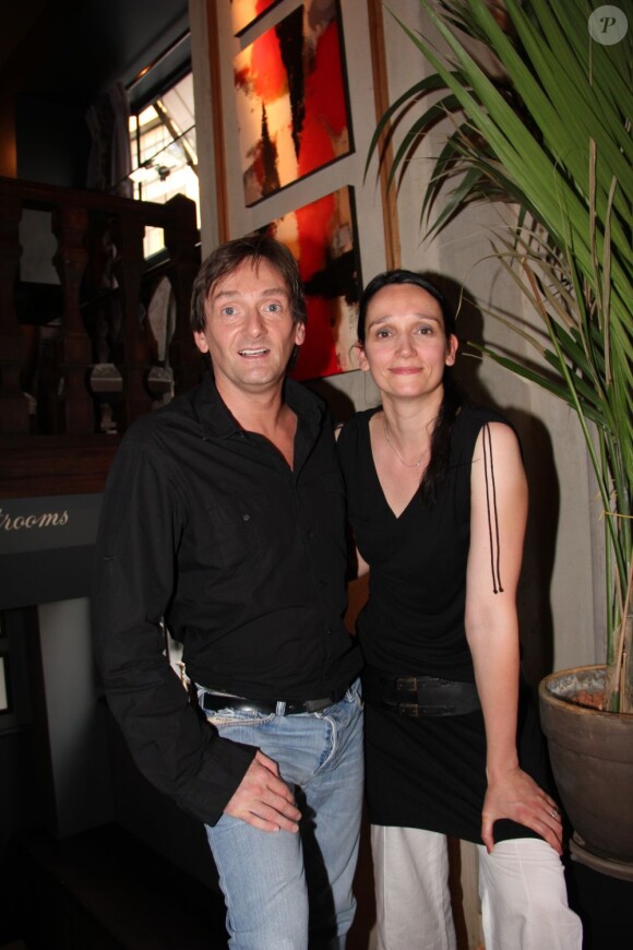 Exclusif - Pierre Palmade et sa soeur, Claire Palmade, qui expose ses toiles au restaurant "Second Empire" à Paris, le 28 juin 2013.