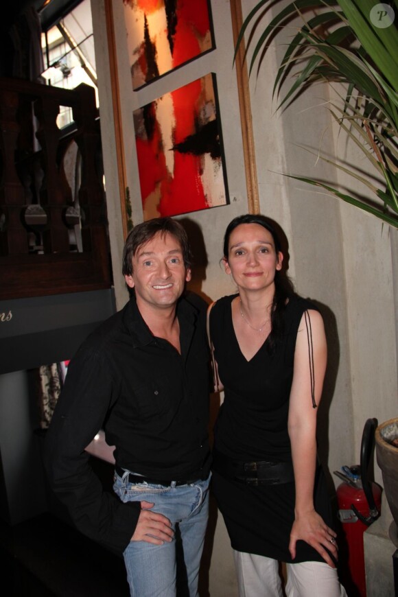 Exclusif - Pierre Palmade et sa soeur, Claire Palmade, qui expose ses toiles au restaurant "Second Empire" à Paris, le 28 juin 2013.