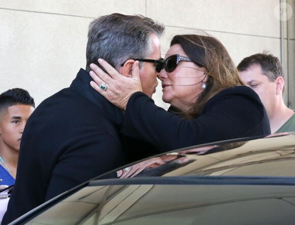 Pierce Brosnan et sa femme Keely Shaye Smith s'embrassent à l'aéroport de Los Angeles en avril 2013