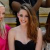 Kristen Stewart, souriante et très en beauté lors du défilé haute couture Zuhair Murad automne-hiver 2013-2014 à la Villa Montmorency. Paris, le 4 juillet 2013.