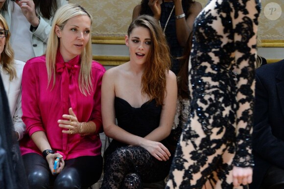 Kristen Stewart et sa styliste Tara Swennen assistent au défilé haute couture Zuhair Murad automne-hiver 2013-2014 à la Villa Montmorency. Paris, le 4 juillet 2013.