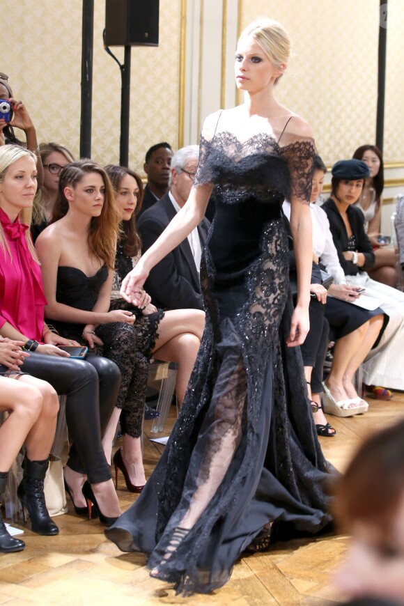 La styliste Tara Swennen, Kristen Stewart et Elsa Zylberstein assistent du premier rang au défilé haute couture de Zuhair Murad à la Villa Montmorency. Paris, le 4 juillet 2013.