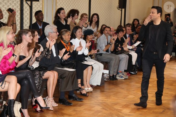 Zuhair Murad, applaudi à l'issue de son défilé haute couture à la Villa Montmorency. Paris, le 4 juillet 2013.