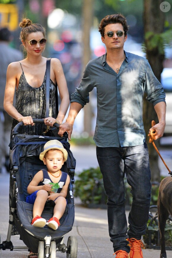 Belle journée ensoleillée pour Orlando Bloom, son épouse Miranda Kerr et leur fils Flynn qui se baladent à Central Park le 4 juillet 2013 à New York