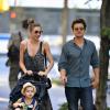 Orlando Bloom, son épouse Miranda Kerr et leur fils Flynn se baladent à Central Park le 4 juillet 2013 à New York par une belle journée d'été