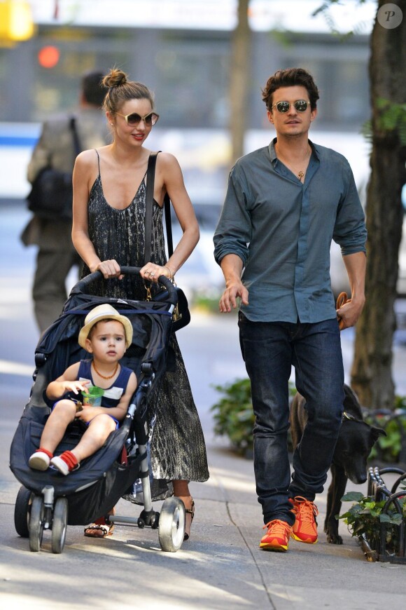 Orlando Bloom, son épouse Miranda Kerr et leur fils Flynn se baladent à Central Park le 4 juillet 2013 à New York par une belle journée d'été