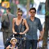 Orlando Bloom, son épouse Miranda Kerr et leur fils Flynn se baladent à Central Park le 4 juillet 2013 à New York