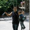 Orlando Bloom profite du beau temps et s'amuse avec son fils Flynn dans un parc de New York City, le 6 juillet 2013.
