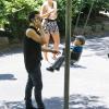 Orlando Bloom s'amuse avec son fils Flynn dans un parc de New York City, le 6 juillet 2013.