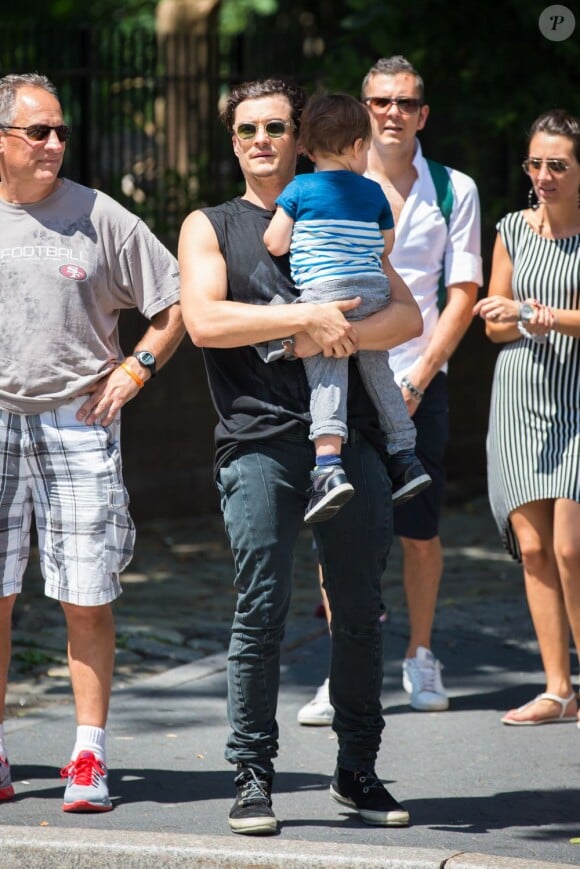 Orlando Bloom, câlin et comblé avec son fils Flynn dans un parc de New York City, le 6 juillet 2013.