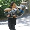Orlando Bloom s'amuse avec son fils Flynn dans un parc de New York City, le 6 juillet 2013.