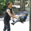 Le comédien britannique Orlando Bloom s'amuse avec son fils Flynn dans un parc de New York City, le 6 juillet 2013.