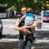 Orlando Bloom s'amuse avec son fils Flynn dans un parc de New York City, le 6 juillet 2013.