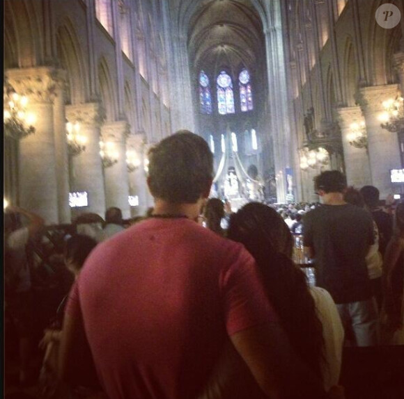Eva Longoria a posté une photo d'elle et de son amoureux Ernesto Arguello. Ils étaient en train de visiter la cathédrale Notre-Dame de Paris. Juillet 2013.