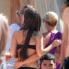 Sitôt arrivée, déjà à la piscine de l'hôtel, et les cocktails défilent... Tulisa Contostavlos en vacances à Ibiza, le 7 juillet 2013