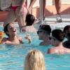 Sitôt arrivée, déjà à la piscine de l'hôtel, et les cocktails défilent... Tulisa Contostavlos en vacances à Ibiza, le 7 juillet 2013