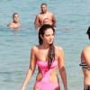 En monokini rose et rarement sans un verre à la main, Tulisa Contostavlos ne risque pas de passer inaperçue à la plage, en vacances à Ibiza le 10 juillet 2013