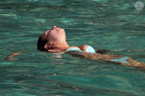 Tulisa Contostavlos profite le jour de ses 25 ans, en vacances à Ibiza, le 13 juillet 2013