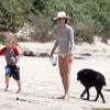 Minnie Driver profite d'une virée à la plage avec son fils Henry, à Malibu, le 8 juillet 2013.