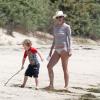 Minnie Driver et son fils Henry sur une plage de Malibu à Los Angeles, le 8 juillet 2013.