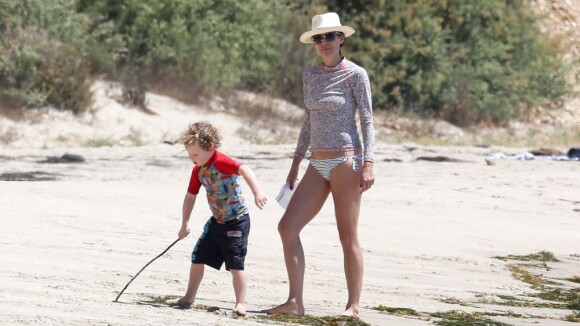 Minnie Driver, à la plage avec son fils : 43 ans et toujours un corps de rêve !