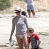 Minnie Driver et son fils Henry sur une plage de Malibu à Los Angeles, le 8 juillet 2013.