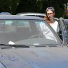 Kristen Stewart découvre un tag "I Love Rob" sur le capot de son pick-up à North Hollywood, Los Angeles, le 8 juillet 2013.
