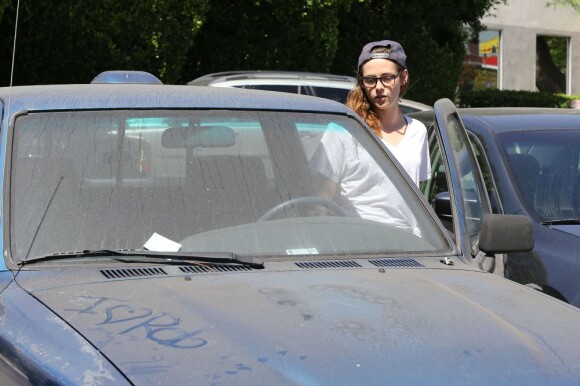 Kristen Stewart découvre un tag "I Love Rob" sur le capot de son pick-up à North Hollywood, Los Angeles, le 8 juillet 2013.