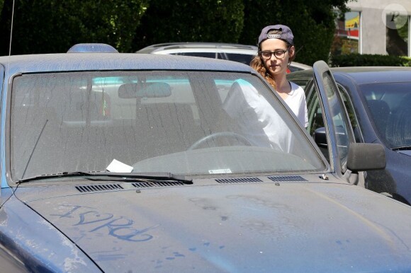 Kristen Stewart voit le tag "I Love Rob" dessiné sur le capot de son pick-up poussiéreux à North Hollywood, Los Angeles, le 8 juillet 2013.