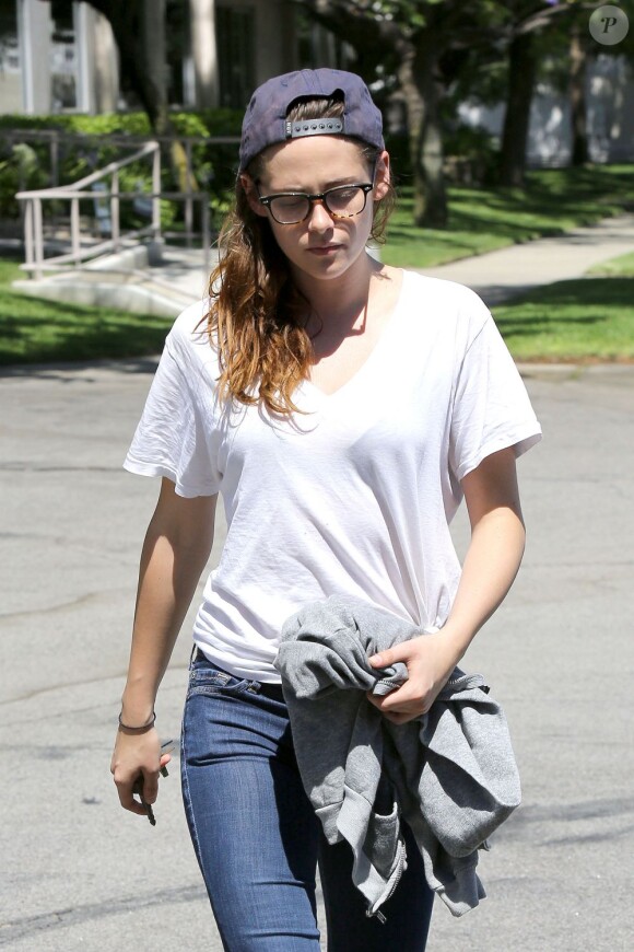 Kristen Stewart seule et tête baissée à North Hollywood, Los Angeles, le 8 juillet 2013.
