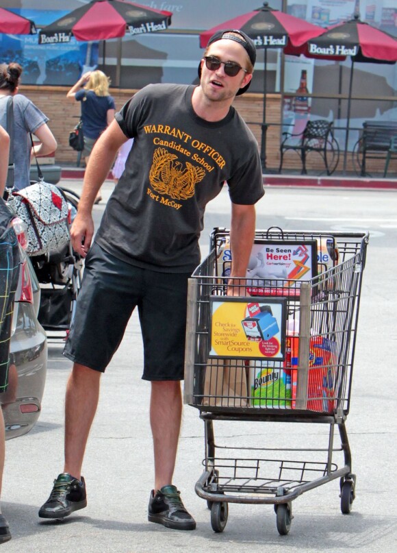 Robert Pattinson fait ses courses à Los Angeles le 5 juillet 2013.