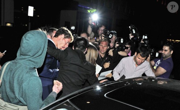 Andy Murray protégé par la sécurité après un dîner chez Nobu à Londres le 8 juillet 2013 avec sa belle Kim Sears