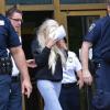 La starlette Amanda Bynes, une perruque sur la tête, sort du tribunal de Manhattan après avoir été arrêtée pour détention de drogues (marijuana), le 24 mai 2013.
