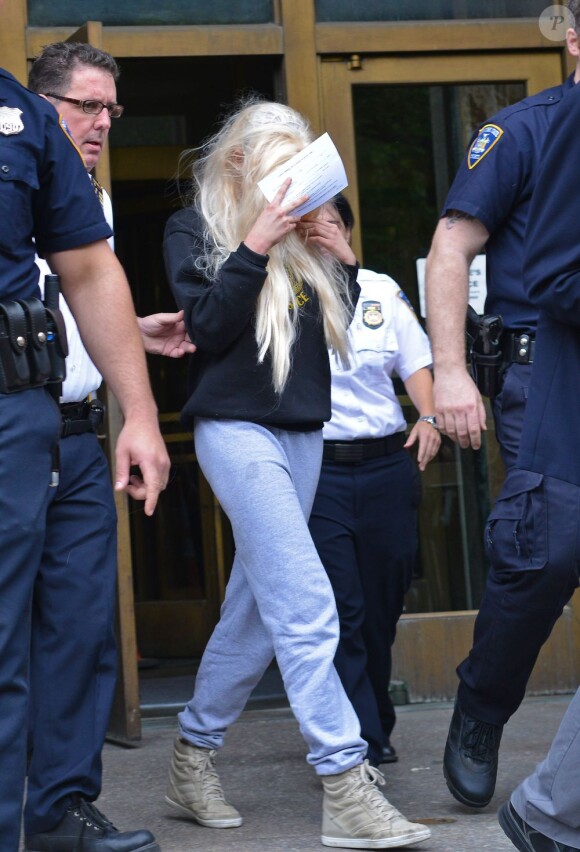 La starlette Amanda Bynes, une perruque sur la tête, sort du tribunal de Manhattan après avoir été arrêtée pour détention de drogues (marijuana), le 24 mai 2013.