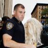 Amanda Bynes emmenée par la police après avoir jeté un bong par la fenêtre de son appartement et avoir consommé de la marijuana, à New York, le 24 mai 2013.