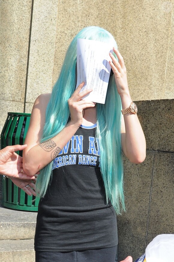 Amanda Bynes lors de sa sortie du tribunal de New York, en perruque bleue, le 9 juillet 2013.