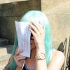 Amanda Bynes à la sortie du tribunal de New York, en perruque bleue, le 9 juillet 2013.