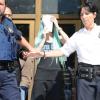 La starlette Amanda Bynes à la sortie du tribunal de New York, en perruque bleue, le 9 juillet 2013.
