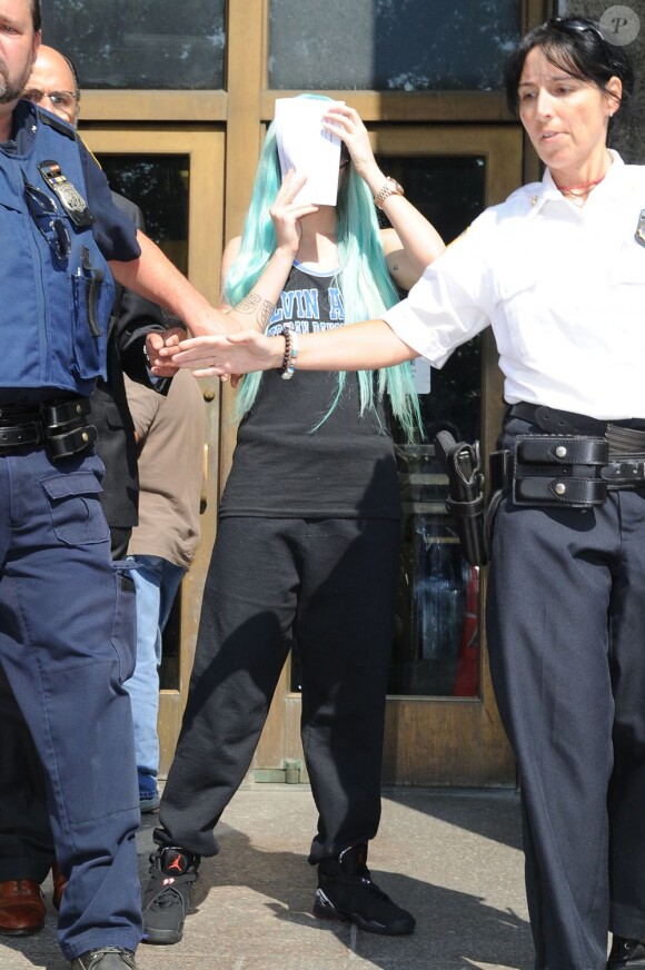 La starlette Amanda Bynes à la sortie du tribunal de New York, en perruque bleue, le 9 juillet 2013.