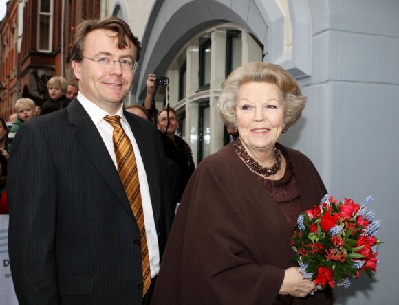Le prince Friso et sa mère la princesse Beatrix lors d'une inauguration à Amsterdam le 11 février 2011