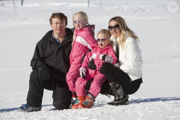 Le prince Friso et la princesse Mabel d'Orange-Nassau avec leurs filles les comtesses Zaria et Luana à Lech le 19 février 2011.