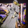 Rihanna et son costume de scène burqa, sur scène au festival Roskilde, au Danemark.